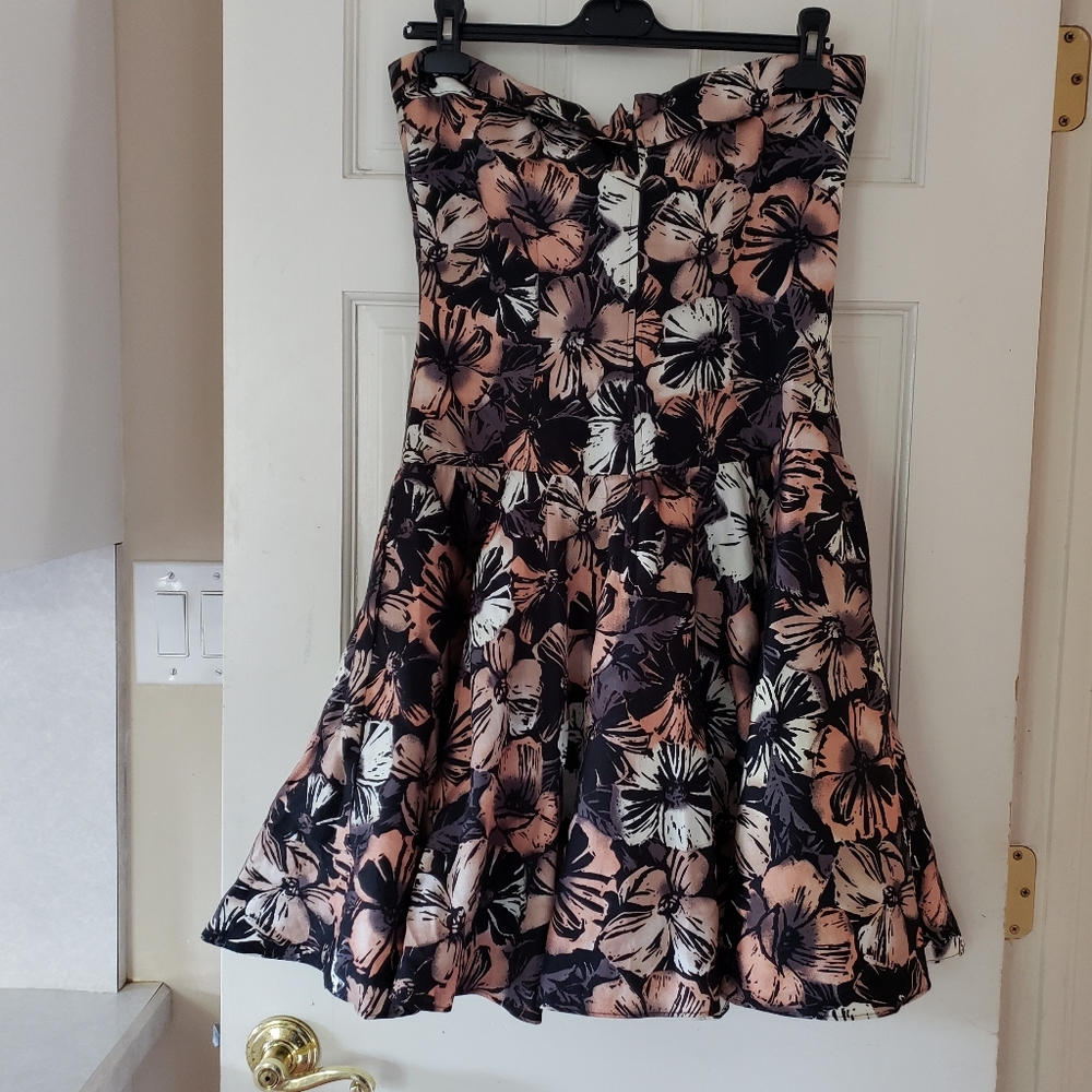 Dress - Picture 2 of 8